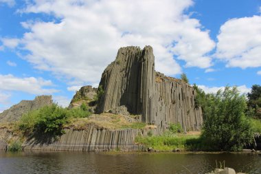 Panska Skala 'nın manzarası, yazın bazalt kaya sütunları, su üzerinde manzara