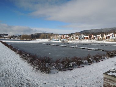 Kışın yatlar için donmuş liman, güneşli bir günde ise czech gölü.
