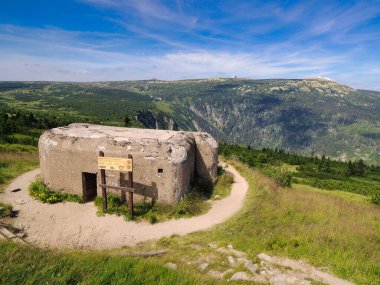 Bilgi işareti olan eski bir ikinci savaş sığınağı. CZ mi? Krkonose.