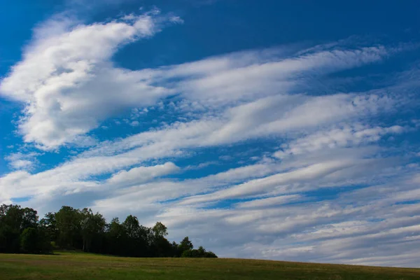 Интересное Облачное Небо Лугом Летний День — стоковое фото