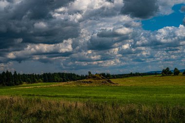 Bulutlu manzara, Tri Krize, Prameny