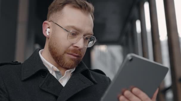 Empresário olhando para a tela do tablet e se alegrando com boas notícias. — Vídeo de Stock