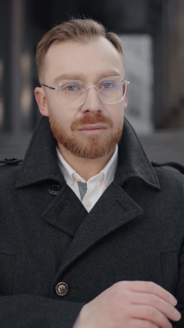 Vertical video portrait of the businessman posing to camera near business center. — Stock Video