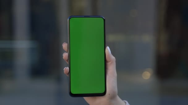 Επιχειρηματίας που χρησιμοποιεί οθόνη mockup smartphone έξω σε θολή φόντο. — Αρχείο Βίντεο