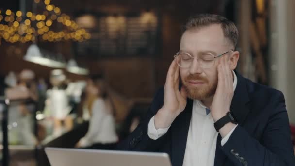 Business manager massaggiare la fronte mentre soffre di stress e mal di testa male. — Video Stock