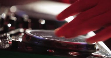 Disko kulübünde dans müziği karıştırmak için DJ ses kontrol konsolu.