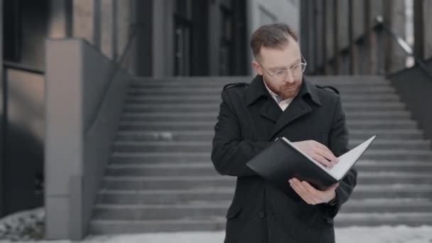 Empresario leyendo algunos documentos, luciendo serio. Concepto gente de negocios. — Vídeos de Stock