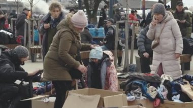 Lviv, Ukrayna - 15 Mart 2022: anne ve kız. Gönüllüler Ukraynalı mültecilere yardım etti. Ukrayna 'da savaş. Editoryal Stok Görüntüsü.