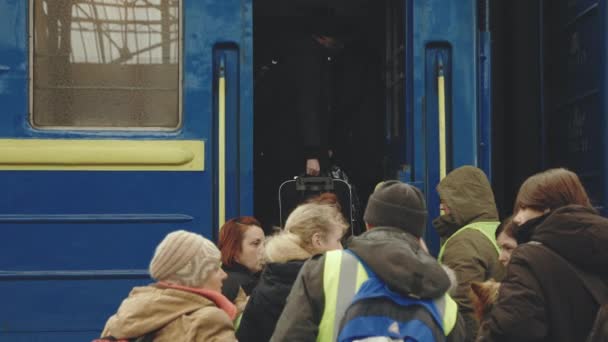 Lviv, Oekraïne - 15 maart 2022: Train met vluchtelingen, begeleid door pro-Russische rebellen, die zich verplaatst tussen verschillende Oekraïense steden. Oorlog in Oekraïne concept. — Stockvideo