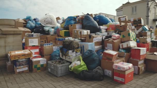 Lviv, Ουκρανία - 15 Μαρτίου 2022: Εθελοντές που κάνουν δωρεές για Ουκρανούς πρόσφυγες και τους πακετάρουν για μεταφορά στα σύνορα με την Ουκρανία. Ο πόλεμος στην Ουκρανία. — Αρχείο Βίντεο