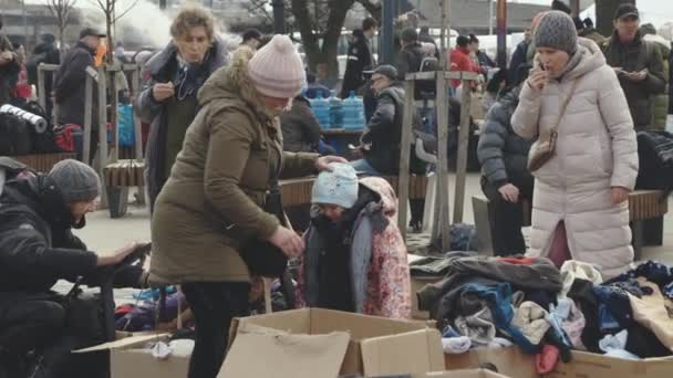 Lviv, Ucrania - 15 de marzo de 2022: Madre e hija. Refugiados de Ucrania ayudados por voluntarios. La guerra en Ucrania concepto. Editorial Stock Filmación. — Vídeo de stock