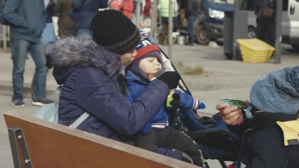 Lviv, Ουκρανία - 15 Μαρτίου 2022: Πόλεμος στην Ευρώπη που προκλήθηκε από την επίθεση των Ρώσων στην Ουκρανία. Ουκρανοί πρόσφυγες μητέρα και κόρη στο σιδηροδρομικό σταθμό. Γυναίκα που ηρεμεί το παιδί της. — Αρχείο Βίντεο