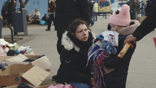 Lviv, Ukraina - 15 mars 2022: Mor och dotter. Flyktingar från Ukraina bistås av frivilliga. Konceptet krig mot Ukraina. Fotografier av redaktionellt material. — Stockvideo