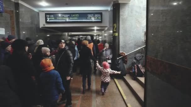 Lviv, Ucrânia - 15 de março de 2022: Refugiados ucranianos na estação ferroviária de Lviv esperando que o trem escape para a Europa. Multidão de pessoas. Guerra na Ucrânia conceito. — Vídeo de Stock