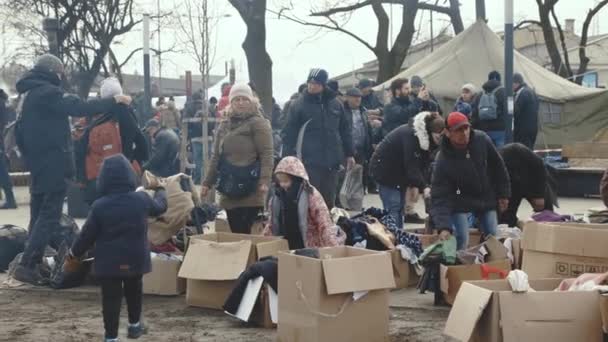 Lviv, Ουκρανία - 15 Μαρτίου 2022: Ανθρωπιστική βοήθεια. Πλήθος προσφύγων στο σιδηροδρομικό σταθμό ξεφορτώνουν τη βοήθεια που ήρθε από την Ευρώπη. Πόλεμος στην Ουκρανία. Πόλεμος με τη Ρωσία στην Ουκρανία. — Αρχείο Βίντεο