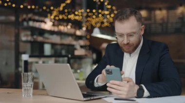 İş adamının mesajlaşması, sosyal ağlarda sohbet etmesi veya müşterilerle sohbet etmesi.