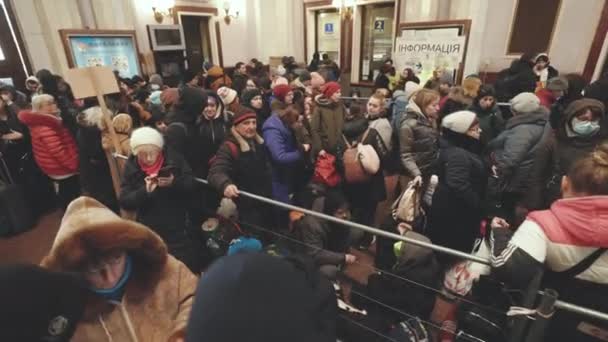 Lviv, Ukraine - March 15, 2022: Aid for war refugees from Ukraine organized at the railway station. Pictured volunteers and refugees. Crowd of people. War at Ukraine concept. — Stock Video