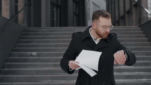 Un homme d'affaires lisant des documents, qui a l'air sérieux. Concept de gens d'affaires. — Video