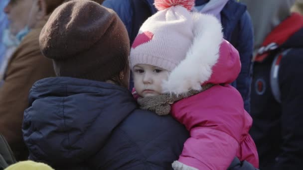 Lviv, Ukrayna - 15 Mart 2022: anne ve kız. Ukraynalı mülteciler tren istasyonunda treni bekliyorlar. Portre görüntüsü. Ukrayna 'da savaş. — Stok video