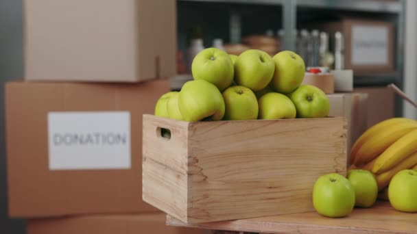 慈善银行装有苹果和香蕉的木箱 — 图库视频影像