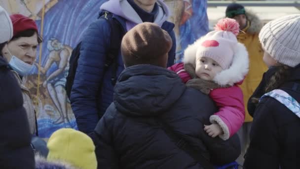 Lviv, Ukraine - 15. März 2022: Mutter und Tochter. Flüchtlinge aus der Ukraine warten am Bahnhof auf den Zug. Porträtansicht. Krieg in der Ukraine. — Stockvideo