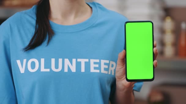 Close-up van vrijwilliger houden mobiel met groen scherm — Stockvideo
