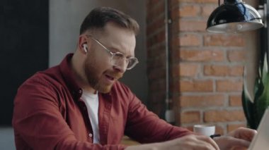 Hasta işadamı. Kafede çalışan, dizüstü bilgisayarın başında yazan ve öksüren serbest çalışan bir erkek. Çalışan gün boyunca kendini kötü hissediyor.