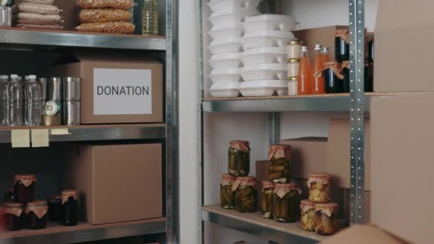 Благотворительный фонд, полный консервов и нетленной пищи — стоковое видео
