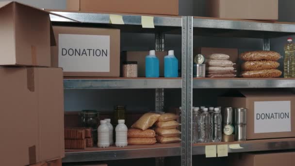 Estantes de bancos de alimentos con diversas necesidades para la donación — Vídeos de Stock