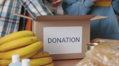 Gönüllüler hayır kurumunda birlikte çalışıyor.