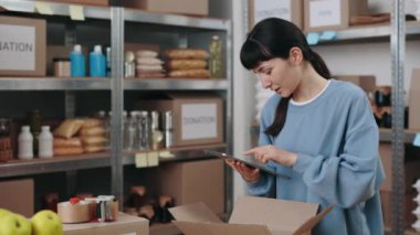 Tablet bağış kutusunda kontrol listesi olan kadın