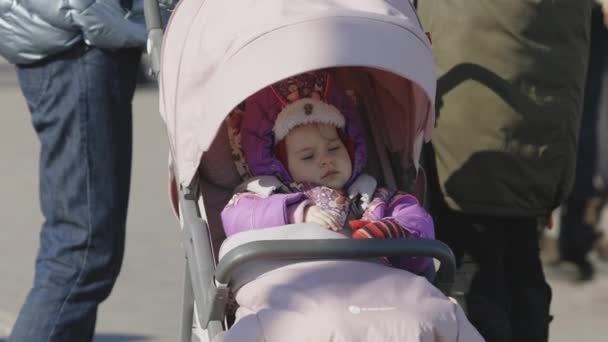 Lviv, Ukrayna - 15 Mart 2022: Çocuğunu bebek arabasında sakinleştiren ebeveyn. Ukraynalı mülteciler tren istasyonunda Avrupa 'ya kaçmak için bekliyorlar.. — Stok video