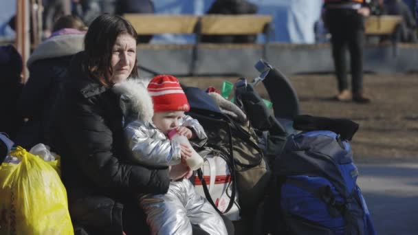 Lviv, Ucrania - 15 de marzo de 2022: Madre y su hijo. Refugiados de Ucrania en la estación de tren. La guerra en Ucrania concepto. Editorial Stock Filmación. — Vídeo de stock
