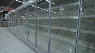 Moskova, Rusya - 30 Mart 2022: Auchan süpermarketinde boş raflar. Gıda krizi Ukrayna 'daki savaşın bir sonucudur. Kriz, kıtlık, yaptırımlar kavramı.