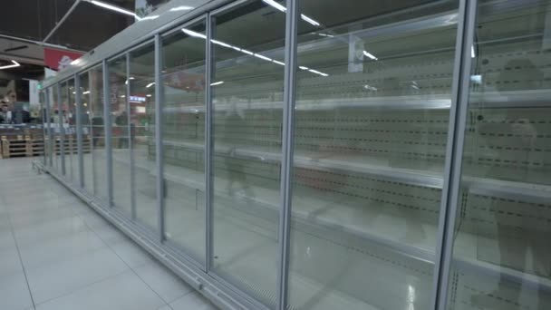 Moskow, Rusia - 30 Maret 2022: Rak kosong di supermarket Auchan. Krisis pangan adalah konsekuensi dari perang di Ukraina. Krisis, kelaparan, sanksi konsep. — Stok Video