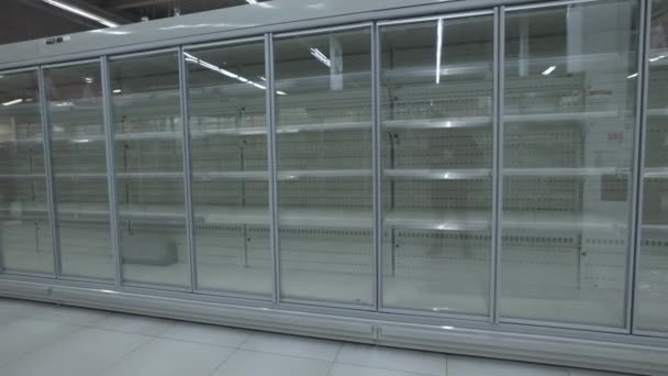 Moskwa, Rosja - 30 marca 2022: Puste półki w supermarkecie Auchan. Kryzys żywnościowy jest konsekwencją wojny na Ukrainie. Kryzys, głód, koncepcja sankcji. — Wideo stockowe