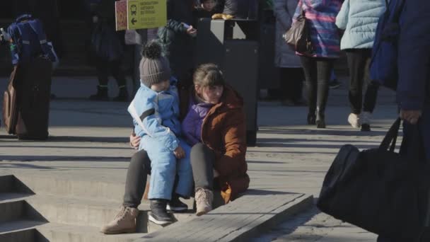 Lviv, Oekraïne - 15 maart 2022: Moeder en haar kind. Vluchtelingen uit Oekraïne op het station. Oorlog tegen Oekraïne concept. Beeldmateriaal van de redactie. — Stockvideo