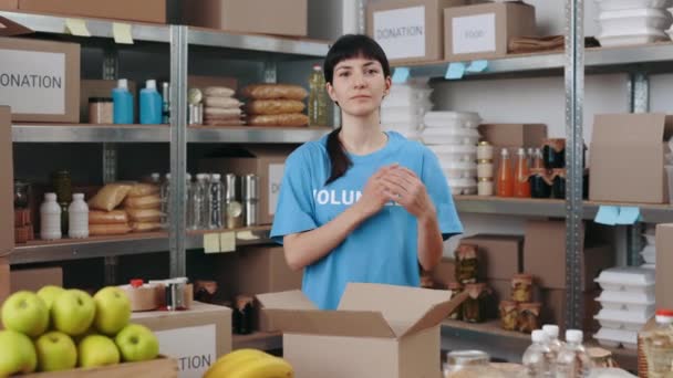 Femme debout avec les bras croisés parmi les fonds de bienfaisance — Video