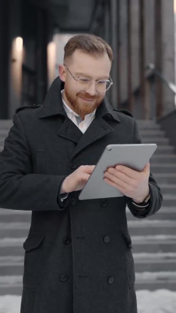 Vertikales Video des Geschäftsmannes mit Tablet-Gerät auf der Straße. — Stockvideo