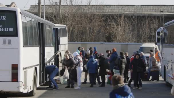 Lviv, Ukrayna - 15 Mart 2022: Farklı Ukrayna şehirleri arasında hareket eden Rus yanlısı asiler eşliğinde mülteciler için tahliye otobüsü. Zorunlu göç, insanların savaş alanlarından kaçması.. — Stok video