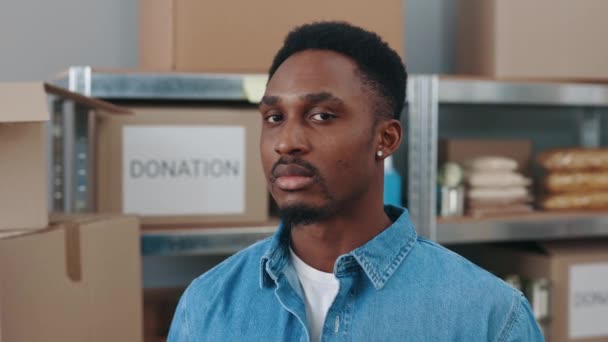 Portrait d'un homme afro-américain posant dans une banque alimentaire — Video