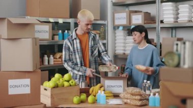 İki sosyal hizmetli bağış kutuları hazırlıyor.