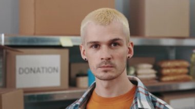 Yiyecek deposunda poz veren genç hippi.