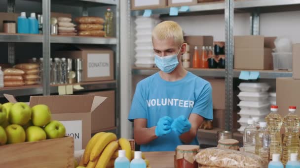 Joven sosteniendo móvil con pantalla verde en banco de alimentos — Vídeo de stock