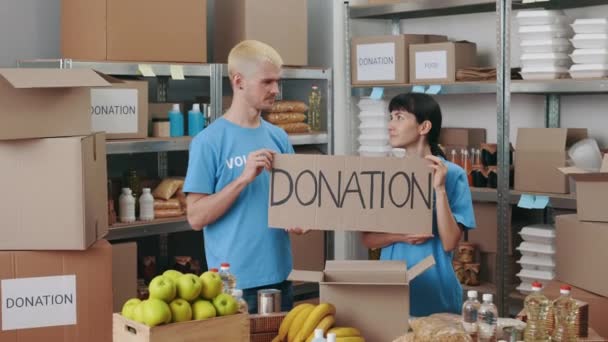 Helferteam hält Banner mit Wortspende in der Hand — Stockvideo