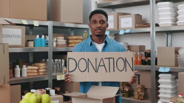 Uomo afroamericano che tiene banner con frase grazie — Video Stock