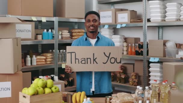 Afrikai amerikai srác kezében banner szöveges adomány élelmiszer bank — Stock videók
