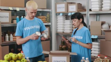 Kadın ve erkek tablet ve bağış kutusu kullanıyor.