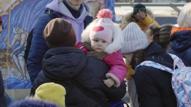 Lviv, Ukrayna - 15 Mart 2022: anne ve kız. Ukraynalı mülteciler tren istasyonunda treni bekliyorlar. Portre görüntüsü. Ukrayna 'da savaş.