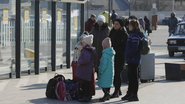 Lviv, Ukrayna - 15 Mart 2022: Rus yanlısı isyancılar eşliğinde mülteciler için tahliye. Tren istasyonunda dikilen insanlar. Savaş alanlarından gelen insanların uçuşu, insanlar evlerini terk eder..